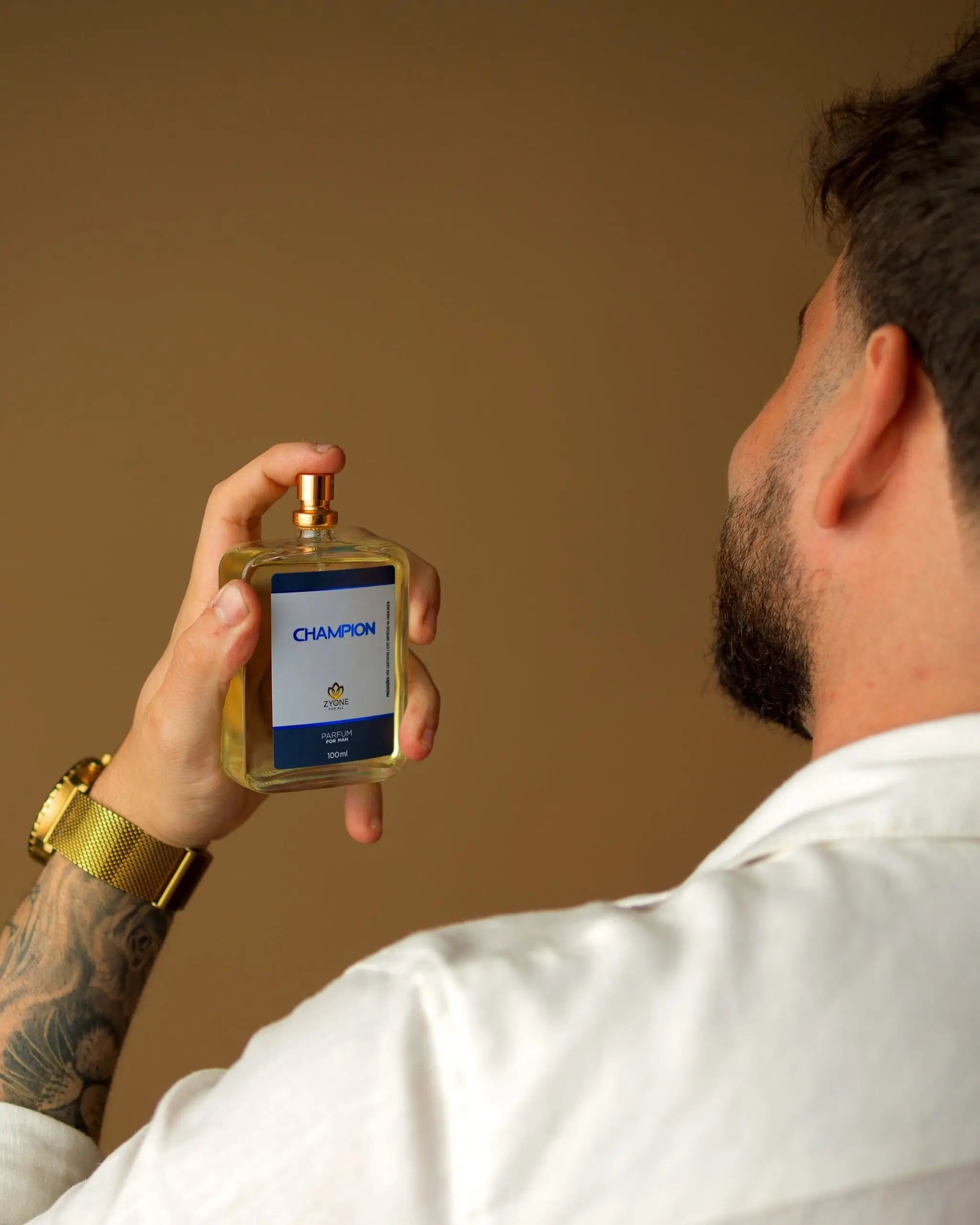 Homem usando perfume