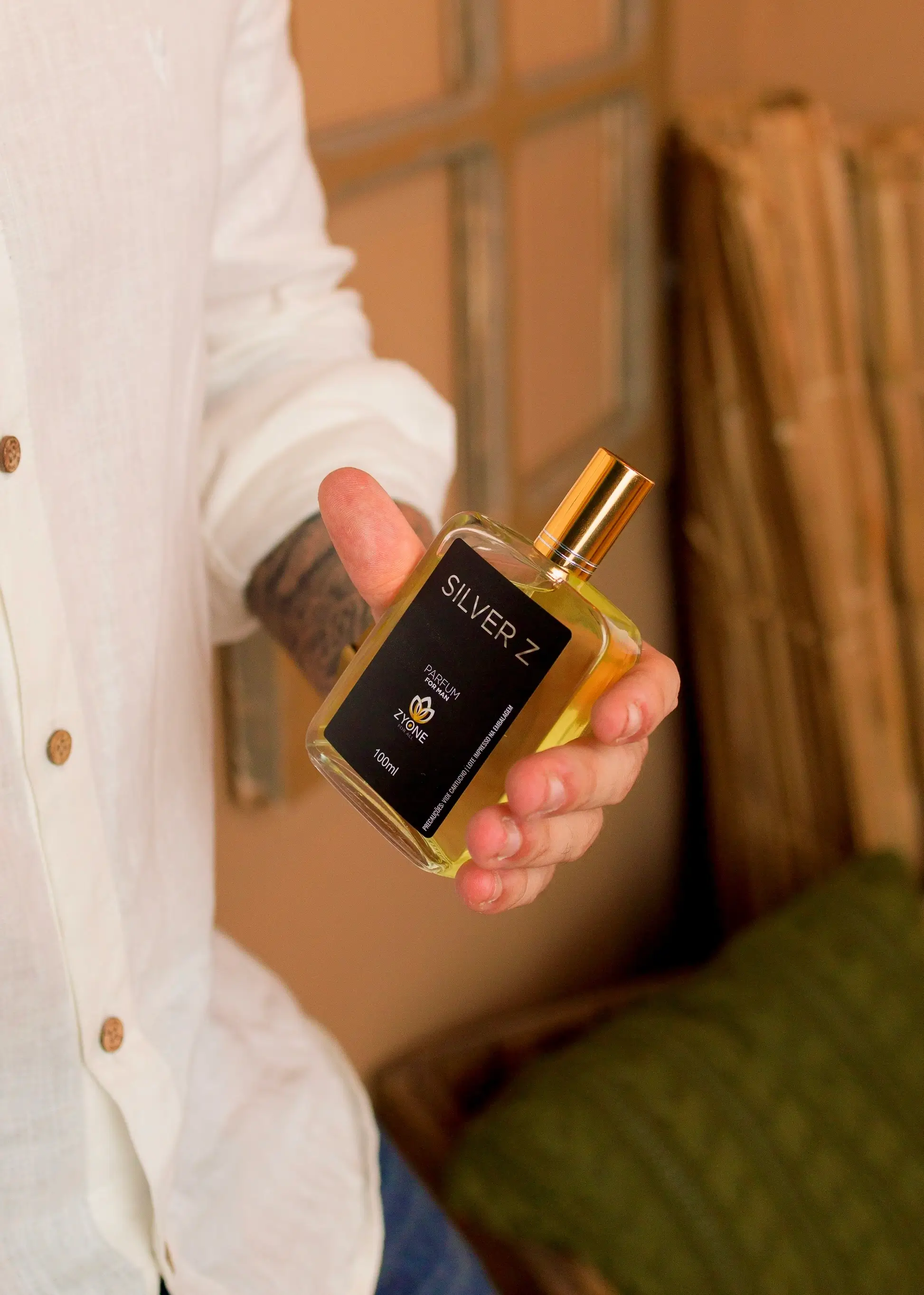 Mulher usando perfume